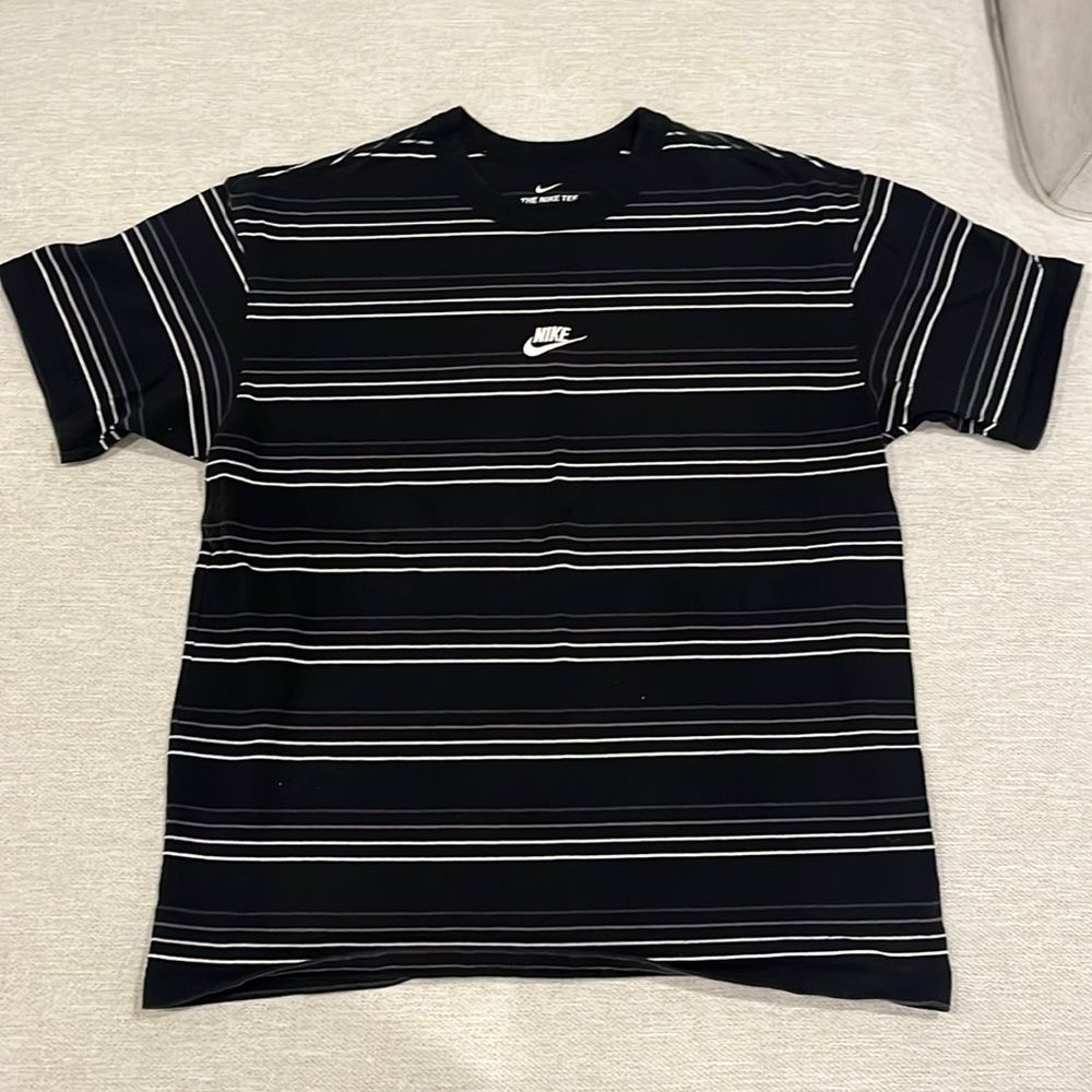 nike/ t shirt men’s medium